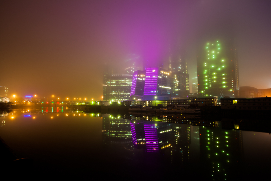Москва-сити: Нёбоскребы Москва-сити в тумане над рекой Москва, Россия