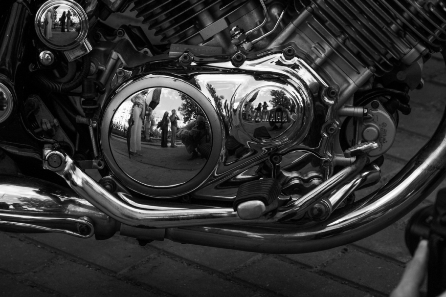 отражения: Отражения в крышке мотора мотоцикла