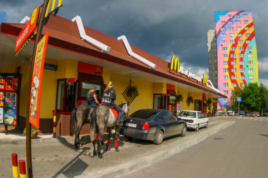 обожаю родной город: Случайный кадр в городе Раменское, Россия. Две всадницы покупают гамбургеры.