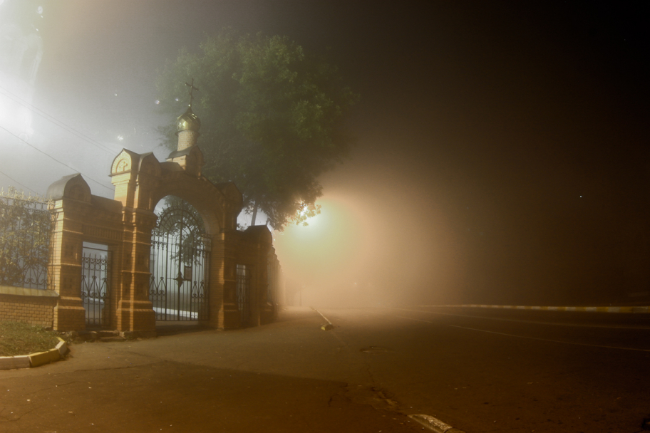 Врата в тумане: Троицкий храм в городе Раменское, Россия