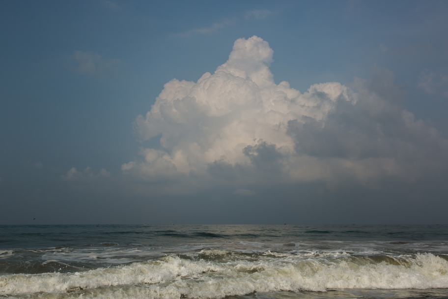 океан, небо, облака: Потрясающий вид с пляжа в Варкале, Керала, Индия.