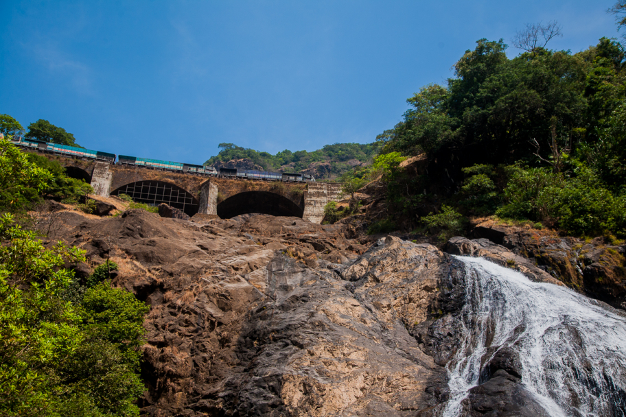 водопад Дудхсагар: Железнодорожный мост на водопаде Дудхсагар, Гоа, Индия