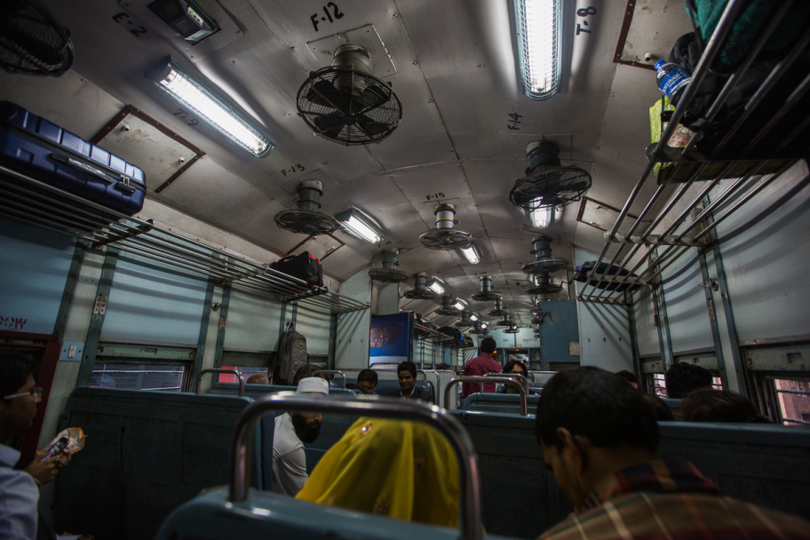 индийский поезд: Очень грязный, медленный, но ужасно прикольный индийский поезд. 5 часов от Нью-Дели до Агры.