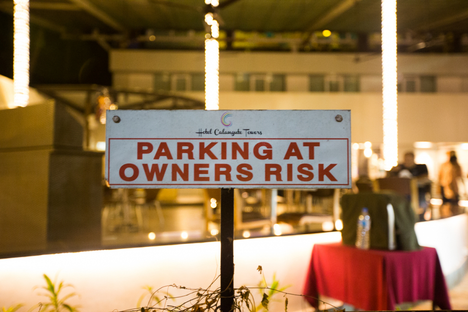 Парковка авто на риск владельца: Табличка, предупреждающая о парковке на свой страх и риск, в Калангуте, Гоа, Индия.
