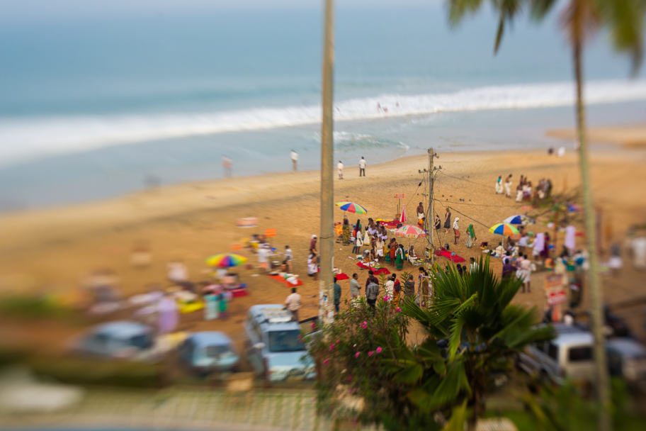 пуджа на пляже Папанасам: Пуджа (религиозный обряд в индуизме) на пляже Папанасам, Варкала, Керала, Индия