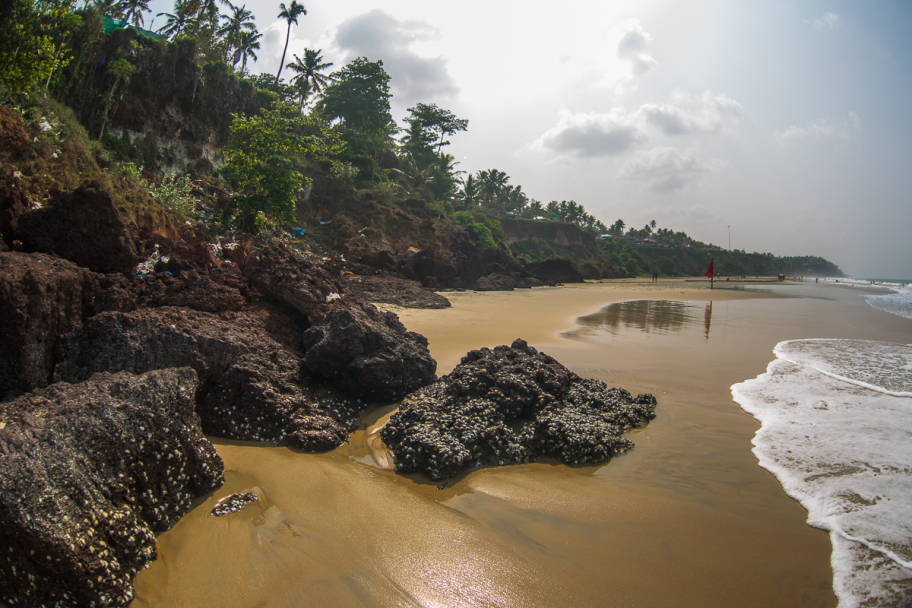 северная часть пляжа в Варкале: Крупные камни на северной оконечности клиффа в Варкале, Керала, Индия