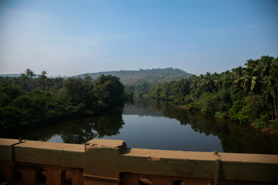 Гоанский пейзаж: Река Дудхсагар, Гоа, Индия.